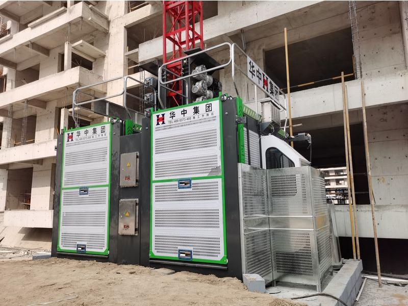 J9国际站起重：高楼建设常用的施工升降机你了解多少？